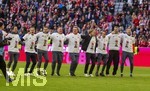 19.04.2026, Fussball Bundesliga 2025/2026, 30.Spieltag, FC Bayern München - VfB Stuttgart, in der Allianz-Arena München, der FC Bayern feiert nach dem heutigen Sieg seine 35. Deutsche Meisterschaft. Die Bayernspieler feiern mit den Fans und speziellen Meistertrikots mit Aufdruck des kultigen Porzellan-Kakadus mit Meisterschale. Hier der Staff überglücklich, mite den Physios, Ärzte und Betreuern, Sportdirektor Christoph Freund (4.v.re, Bayern München), Torwart-Trainer Michael Rechner (re, FC Bayern München), WALTER GFRERER