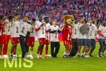 19.04.2026, Fussball Bundesliga 2025/2026, 30.Spieltag, FC Bayern München - VfB Stuttgart, in der Allianz-Arena München, der FC Bayern feiert nach dem heutigen Sieg seine 35. Deutsche Meisterschaft. Die Bayernspieler feiern mit den Fans und speziellen Meistertrikots mit Aufdruck des kultigen Porzellan-Kakadus mit Meisterschale. v.li: Michael Olise (FC Bayern München), Jamal Musiala (Bayern München), Aleksandar Pavlovic (Bayern München) , Tom Bischof (Bayern München), Luis Diaz (FC Bayern München), Nicolas Jackson (FC Bayern München), Bara Sapoko Ndiaye (Bayern München), Lennart Karl (FC Bayern München), Maskottchen Berni, Trainer Vincent Kompany (FC Bayern München), 