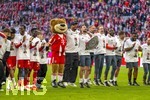19.04.2026, Fussball Bundesliga 2025/2026, 30.Spieltag, FC Bayern München - VfB Stuttgart, in der Allianz-Arena München, der FC Bayern feiert nach dem heutigen Sieg seine 35. Deutsche Meisterschaft. Die Bayernspieler feiern mit den Fans und speziellen Meistertrikots mit Aufdruck des kultigen Porzellan-Kakadus mit Meisterschale. v.li:  Tom Bischof (Bayern München), Luis Diaz (FC Bayern München), Nicolas Jackson (FC Bayern München), Bara Sapoko Ndiaye (Bayern München), Lennart Karl (FC Bayern München), Maskottchen Berni, Trainer Vincent Kompany (FC Bayern München), danach folgt Staff, weiter rechts: Co-Trainer FLORIBERT NGALULA, Rodyse Munienge (Betreuer).