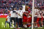 19.04.2026, Fussball Bundesliga 2025/2026, 30.Spieltag, FC Bayern München - VfB Stuttgart, in der Allianz-Arena München, der FC Bayern feiert nach dem heutigen Sieg seine 35. Deutsche Meisterschaft. Die Bayernspieler feiern mit den Fans und speziellen Meistertrikots mit Aufdruck des kultigen Porzellan-Kakadus mit Meisterschale.Gruppenfoto der Mannschaft mit dem Maskottchen Berni.