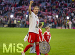 19.04.2026, Fussball Bundesliga 2025/2026, 30.Spieltag, FC Bayern München - VfB Stuttgart, in der Allianz-Arena München, der FC Bayern feiert nach dem heutigen Sieg seine 35. Deutsche Meisterschaft. Die Bayernspieler feiern mit den Fans und speziellen Meistertrikots mit Aufdruck des kultigen Porzellan-Kakadus mit Meisterschale. Harry Kane (FC Bayern München) grüßt die Fans 