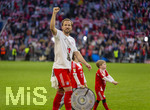 19.04.2026, Fussball Bundesliga 2025/2026, 30.Spieltag, FC Bayern München - VfB Stuttgart, in der Allianz-Arena München, der FC Bayern feiert nach dem heutigen Sieg seine 35. Deutsche Meisterschaft. Die Bayernspieler feiern mit den Fans und speziellen Meistertrikots mit Aufdruck des kultigen Porzellan-Kakadus mit Meisterschale. Harry Kane (FC Bayern München) grüßt die Fans 