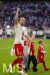 19.04.2026, Fussball Bundesliga 2025/2026, 30.Spieltag, FC Bayern München - VfB Stuttgart, in der Allianz-Arena München, der FC Bayern feiert nach dem heutigen Sieg seine 35. Deutsche Meisterschaft. Die Bayernspieler feiern mit den Fans und speziellen Meistertrikots mit Aufdruck des kultigen Porzellan-Kakadus mit Meisterschale. Harry Kane (FC Bayern München) grüßt die Fans 