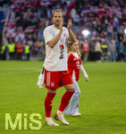 19.04.2026, Fussball Bundesliga 2025/2026, 30.Spieltag, FC Bayern München - VfB Stuttgart, in der Allianz-Arena München, der FC Bayern feiert nach dem heutigen Sieg seine 35. Deutsche Meisterschaft. Die Bayernspieler feiern mit den Fans und speziellen Meistertrikots mit Aufdruck des kultigen Porzellan-Kakadus mit Meisterschale. Harry Kane (FC Bayern München) grüßt die Fans 