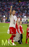 19.04.2026, Fussball Bundesliga 2025/2026, 30.Spieltag, FC Bayern München - VfB Stuttgart, in der Allianz-Arena München, der FC Bayern feiert nach dem heutigen Sieg seine 35. Deutsche Meisterschaft. Die Bayernspieler feiern mit den Fans und speziellen Meistertrikots mit Aufdruck des kultigen Porzellan-Kakadus mit Meisterschale. Harry Kane (FC Bayern München) grüßt die Fans 