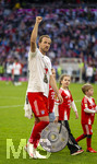 19.04.2026, Fussball Bundesliga 2025/2026, 30.Spieltag, FC Bayern München - VfB Stuttgart, in der Allianz-Arena München, der FC Bayern feiert nach dem heutigen Sieg seine 35. Deutsche Meisterschaft. Die Bayernspieler feiern mit den Fans und speziellen Meistertrikots mit Aufdruck des kultigen Porzellan-Kakadus mit Meisterschale. Harry Kane (FC Bayern München) grüßt die Fans 