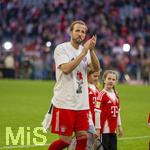 19.04.2026, Fussball Bundesliga 2025/2026, 30.Spieltag, FC Bayern München - VfB Stuttgart, in der Allianz-Arena München, der FC Bayern feiert nach dem heutigen Sieg seine 35. Deutsche Meisterschaft. Die Bayernspieler feiern mit den Fans und speziellen Meistertrikots mit Aufdruck des kultigen Porzellan-Kakadus mit Meisterschale. Harry Kane (FC Bayern München) grüßt die Fans 