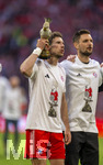 19.04.2026, Fussball Bundesliga 2025/2026, 30.Spieltag, FC Bayern München - VfB Stuttgart, in der Allianz-Arena München, der FC Bayern feiert nach dem heutigen Sieg seine 35. Deutsche Meisterschaft. Die Bayernspieler feiern mit den Fans und speziellen Meistertrikots mit Aufdruck des kultigen Porzellan-Kakadus mit Meisterschale. Leon Goretzka mit Porzellan-Kakadu (li, FC Bayern München),  re: Torwart Sven Ulreich (FC Bayern München) 