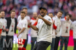 19.04.2026, Fussball Bundesliga 2025/2026, 30.Spieltag, FC Bayern München - VfB Stuttgart, in der Allianz-Arena München, der FC Bayern feiert nach dem heutigen Sieg seine 35. Deutsche Meisterschaft. Die Bayernspieler feiern mit den Fans und speziellen Meistertrikots mit Aufdruck des kultigen Porzellan-Kakadus mit Meisterschale. Trainer Vincent Kompany (FC Bayern München) jubelt frenetisch vor der Fankurve.