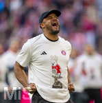 19.04.2026, Fussball Bundesliga 2025/2026, 30.Spieltag, FC Bayern München - VfB Stuttgart, in der Allianz-Arena München, der FC Bayern feiert nach dem heutigen Sieg seine 35. Deutsche Meisterschaft. Die Bayernspieler feiern mit den Fans und speziellen Meistertrikots mit Aufdruck des kultigen Porzellan-Kakadus mit Meisterschale. Trainer Vincent Kompany (FC Bayern München) jubelt frenetisch vor der Fankurve.