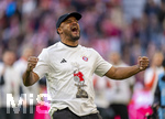 19.04.2026, Fussball Bundesliga 2025/2026, 30.Spieltag, FC Bayern München - VfB Stuttgart, in der Allianz-Arena München, der FC Bayern feiert nach dem heutigen Sieg seine 35. Deutsche Meisterschaft. Die Bayernspieler feiern mit den Fans und speziellen Meistertrikots mit Aufdruck des kultigen Porzellan-Kakadus mit Meisterschale. Trainer Vincent Kompany (FC Bayern München) jubelt frenetisch vor der Fankurve.