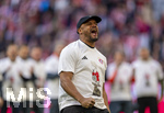 19.04.2026, Fussball Bundesliga 2025/2026, 30.Spieltag, FC Bayern München - VfB Stuttgart, in der Allianz-Arena München, der FC Bayern feiert nach dem heutigen Sieg seine 35. Deutsche Meisterschaft. Die Bayernspieler feiern mit den Fans und speziellen Meistertrikots mit Aufdruck des kultigen Porzellan-Kakadus mit Meisterschale. Trainer Vincent Kompany (FC Bayern München) jubelt frenetisch vor der Fankurve.