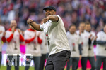 19.04.2026, Fussball Bundesliga 2025/2026, 30.Spieltag, FC Bayern München - VfB Stuttgart, in der Allianz-Arena München, der FC Bayern feiert nach dem heutigen Sieg seine 35. Deutsche Meisterschaft. Die Bayernspieler feiern mit den Fans und speziellen Meistertrikots mit Aufdruck des kultigen Porzellan-Kakadus mit Meisterschale. Trainer Vincent Kompany (FC Bayern München) jubelt frenetisch vor der Fankurve.