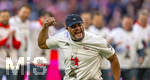 19.04.2026, Fussball Bundesliga 2025/2026, 30.Spieltag, FC Bayern München - VfB Stuttgart, in der Allianz-Arena München, der FC Bayern feiert nach dem heutigen Sieg seine 35. Deutsche Meisterschaft. Die Bayernspieler feiern mit den Fans und speziellen Meistertrikots mit Aufdruck des kultigen Porzellan-Kakadus mit Meisterschale. Trainer Vincent Kompany (FC Bayern München) jubelt frenetisch vor der Fankurve.