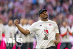 19.04.2026, Fussball Bundesliga 2025/2026, 30.Spieltag, FC Bayern München - VfB Stuttgart, in der Allianz-Arena München, der FC Bayern feiert nach dem heutigen Sieg seine 35. Deutsche Meisterschaft. Die Bayernspieler feiern mit den Fans und speziellen Meistertrikots mit Aufdruck des kultigen Porzellan-Kakadus mit Meisterschale. Trainer Vincent Kompany (FC Bayern München) jubelt frenetisch vor der Fankurve.