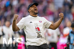 19.04.2026, Fussball Bundesliga 2025/2026, 30.Spieltag, FC Bayern München - VfB Stuttgart, in der Allianz-Arena München, der FC Bayern feiert nach dem heutigen Sieg seine 35. Deutsche Meisterschaft. Die Bayernspieler feiern mit den Fans und speziellen Meistertrikots mit Aufdruck des kultigen Porzellan-Kakadus mit Meisterschale. Trainer Vincent Kompany (FC Bayern München) jubelt frenetisch vor der Fankurve.