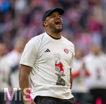 19.04.2026, Fussball Bundesliga 2025/2026, 30.Spieltag, FC Bayern München - VfB Stuttgart, in der Allianz-Arena München, der FC Bayern feiert nach dem heutigen Sieg seine 35. Deutsche Meisterschaft. Die Bayernspieler feiern mit den Fans und speziellen Meistertrikots mit Aufdruck des kultigen Porzellan-Kakadus mit Meisterschale. Trainer Vincent Kompany (FC Bayern München) jubelt frenetisch vor der Fankurve.