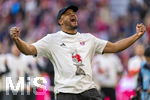 19.04.2026, Fussball Bundesliga 2025/2026, 30.Spieltag, FC Bayern München - VfB Stuttgart, in der Allianz-Arena München, der FC Bayern feiert nach dem heutigen Sieg seine 35. Deutsche Meisterschaft. Die Bayernspieler feiern mit den Fans und speziellen Meistertrikots mit Aufdruck des kultigen Porzellan-Kakadus mit Meisterschale. Trainer Vincent Kompany (FC Bayern München) jubelt frenetisch vor der Fankurve.