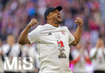 19.04.2026, Fussball Bundesliga 2025/2026, 30.Spieltag, FC Bayern München - VfB Stuttgart, in der Allianz-Arena München, der FC Bayern feiert nach dem heutigen Sieg seine 35. Deutsche Meisterschaft. Die Bayernspieler feiern mit den Fans und speziellen Meistertrikots mit Aufdruck des kultigen Porzellan-Kakadus mit Meisterschale. Trainer Vincent Kompany (FC Bayern München) jubelt frenetisch vor der Fankurve.