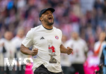 19.04.2026, Fussball Bundesliga 2025/2026, 30.Spieltag, FC Bayern München - VfB Stuttgart, in der Allianz-Arena München, der FC Bayern feiert nach dem heutigen Sieg seine 35. Deutsche Meisterschaft. Die Bayernspieler feiern mit den Fans und speziellen Meistertrikots mit Aufdruck des kultigen Porzellan-Kakadus mit Meisterschale. Trainer Vincent Kompany (FC Bayern München) jubelt frenetisch vor der Fankurve.