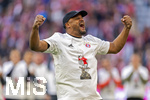19.04.2026, Fussball Bundesliga 2025/2026, 30.Spieltag, FC Bayern München - VfB Stuttgart, in der Allianz-Arena München, der FC Bayern feiert nach dem heutigen Sieg seine 35. Deutsche Meisterschaft. Die Bayernspieler feiern mit den Fans und speziellen Meistertrikots mit Aufdruck des kultigen Porzellan-Kakadus mit Meisterschale. Trainer Vincent Kompany (FC Bayern München) jubelt frenetisch vor der Fankurve.
