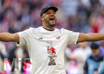 19.04.2026, Fussball Bundesliga 2025/2026, 30.Spieltag, FC Bayern München - VfB Stuttgart, in der Allianz-Arena München, der FC Bayern feiert nach dem heutigen Sieg seine 35. Deutsche Meisterschaft. Die Bayernspieler feiern mit den Fans und speziellen Meistertrikots mit Aufdruck des kultigen Porzellan-Kakadus mit Meisterschale. Trainer Vincent Kompany (FC Bayern München) jubelt frenetisch vor der Fankurve.