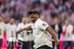 19.04.2026, Fussball Bundesliga 2025/2026, 30.Spieltag, FC Bayern München - VfB Stuttgart, in der Allianz-Arena München, der FC Bayern feiert nach dem heutigen Sieg seine 35. Deutsche Meisterschaft. Die Bayernspieler feiern mit den Fans und speziellen Meistertrikots mit Aufdruck des kultigen Porzellan-Kakadus mit Meisterschale. Trainer Vincent Kompany (FC Bayern München) jubelt frenetisch vor der Fankurve.