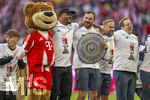 19.04.2026, Fussball Bundesliga 2025/2026, 30.Spieltag, FC Bayern München - VfB Stuttgart, in der Allianz-Arena München, der FC Bayern feiert nach dem heutigen Sieg seine 35. Deutsche Meisterschaft. Die Bayernspieler feiern mit den Fans und speziellen Meistertrikots mit Aufdruck des kultigen Porzellan-Kakadus mit Meisterschale. v.li: Lennart Karl (FC Bayern München), Maskottchen Berni, Trainer Vincent Kompany (FC Bayern München), Co-Trainer Rene Maric (FC Bayern München), Co-Trainer Aaron Danks (Bayern München), 