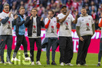 19.04.2026, Fussball Bundesliga 2025/2026, 30.Spieltag, FC Bayern München - VfB Stuttgart, in der Allianz-Arena München, der FC Bayern feiert nach dem heutigen Sieg seine 35. Deutsche Meisterschaft. Die Bayernspieler feiern mit den Fans und speziellen Meistertrikots mit Aufdruck des kultigen Porzellan-Kakadus mit Meisterschale. Sportdirektor Christoph Freund (2.v.li, Bayern München), Busfahrer Michael Lauerbach (mitte), Trainer Vincent Kompany (2.v.re, FC Bayern München) 