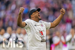 19.04.2026, Fussball Bundesliga 2025/2026, 30.Spieltag, FC Bayern München - VfB Stuttgart, in der Allianz-Arena München, der FC Bayern feiert nach dem heutigen Sieg seine 35. Deutsche Meisterschaft. Die Bayernspieler feiern mit den Fans und speziellen Meistertrikots mit Aufdruck des kultigen Porzellan-Kakadus mit Meisterschale. Trainer Vincent Kompany (FC Bayern München) jubelt frenetisch vor der Fankurve.