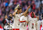 19.04.2026, Fussball Bundesliga 2025/2026, 30.Spieltag, FC Bayern München - VfB Stuttgart, in der Allianz-Arena München, der FC Bayern feiert nach dem heutigen Sieg seine 35. Deutsche Meisterschaft. Die Bayernspieler feiern mit den Fans und speziellen Meistertrikots mit Aufdruck des kultigen Porzellan-Kakadus mit Meisterschale. Leon Goretzka mit Porzellan-Kakadu (FC Bayern München), 