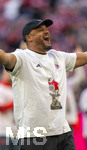 19.04.2026, Fussball Bundesliga 2025/2026, 30.Spieltag, FC Bayern München - VfB Stuttgart, in der Allianz-Arena München, der FC Bayern feiert nach dem heutigen Sieg seine 35. Deutsche Meisterschaft. Die Bayernspieler feiern mit den Fans und speziellen Meistertrikots mit Aufdruck des kultigen Porzellan-Kakadus mit Meisterschale. Trainer Vincent Kompany (FC Bayern München) jubelt frenetisch vor der Fankurve.