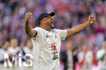 19.04.2026, Fussball Bundesliga 2025/2026, 30.Spieltag, FC Bayern München - VfB Stuttgart, in der Allianz-Arena München, der FC Bayern feiert nach dem heutigen Sieg seine 35. Deutsche Meisterschaft. Die Bayernspieler feiern mit den Fans und speziellen Meistertrikots mit Aufdruck des kultigen Porzellan-Kakadus mit Meisterschale. Trainer Vincent Kompany (FC Bayern München) jubelt frenetisch vor der Fankurve.
