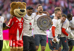 19.04.2026, Fussball Bundesliga 2025/2026, 30.Spieltag, FC Bayern München - VfB Stuttgart, in der Allianz-Arena München, der FC Bayern feiert nach dem heutigen Sieg seine 35. Deutsche Meisterschaft. Die Bayernspieler feiern mit den Fans und speziellen Meistertrikots mit Aufdruck des kultigen Porzellan-Kakadus mit Meisterschale. v.li: Maskottchen Berni, Trainer Vincent Kompany (FC Bayern München), Co-Trainer Rene Maric (FC Bayern München), Co-Trainer Aaron Danks (Bayern München), 