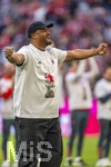 19.04.2026, Fussball Bundesliga 2025/2026, 30.Spieltag, FC Bayern München - VfB Stuttgart, in der Allianz-Arena München, der FC Bayern feiert nach dem heutigen Sieg seine 35. Deutsche Meisterschaft. Die Bayernspieler feiern mit den Fans und speziellen Meistertrikots mit Aufdruck des kultigen Porzellan-Kakadus mit Meisterschale. Trainer Vincent Kompany (FC Bayern München) jubelt frenetisch vor der Fankurve.