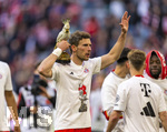 19.04.2026, Fussball Bundesliga 2025/2026, 30.Spieltag, FC Bayern München - VfB Stuttgart, in der Allianz-Arena München, der FC Bayern feiert nach dem heutigen Sieg seine 35. Deutsche Meisterschaft. Die Bayernspieler feiern mit den Fans und speziellen Meistertrikots mit Aufdruck des kultigen Porzellan-Kakadus mit Meisterschale. Leon Goretzka mit Porzellan-Kakadu (FC Bayern München), 