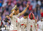 19.04.2026, Fussball Bundesliga 2025/2026, 30.Spieltag, FC Bayern München - VfB Stuttgart, in der Allianz-Arena München, der FC Bayern feiert nach dem heutigen Sieg seine 35. Deutsche Meisterschaft. Die Bayernspieler feiern mit den Fans und speziellen Meistertrikots mit Aufdruck des kultigen Porzellan-Kakadus mit Meisterschale. Leon Goretzka mit Porzellan-Kakadu (FC Bayern München), 