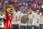 19.04.2026, Fussball Bundesliga 2025/2026, 30.Spieltag, FC Bayern München - VfB Stuttgart, in der Allianz-Arena München, der FC Bayern feiert nach dem heutigen Sieg seine 35. Deutsche Meisterschaft. Die Bayernspieler feiern mit den Fans und speziellen Meistertrikots mit Aufdruck des kultigen Porzellan-Kakadus mit Meisterschale. v.li: Lennart Karl (FC Bayern München), Maskottchen Berni, Trainer Vincent Kompany (FC Bayern München), Co-Trainer Rene Maric (FC Bayern München), Co-Trainer Aaron Danks (Bayern München), 