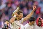 19.04.2026, Fussball Bundesliga 2025/2026, 30.Spieltag, FC Bayern München - VfB Stuttgart, in der Allianz-Arena München, der FC Bayern feiert nach dem heutigen Sieg seine 35. Deutsche Meisterschaft. Die Bayernspieler feiern mit den Fans und speziellen Meistertrikots mit Aufdruck des kultigen Porzellan-Kakadus mit Meisterschale. Leon Goretzka mit Porzellan-Kakadu (FC Bayern München), 