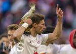 19.04.2026, Fussball Bundesliga 2025/2026, 30.Spieltag, FC Bayern München - VfB Stuttgart, in der Allianz-Arena München, der FC Bayern feiert nach dem heutigen Sieg seine 35. Deutsche Meisterschaft. Die Bayernspieler feiern mit den Fans und speziellen Meistertrikots mit Aufdruck des kultigen Porzellan-Kakadus mit Meisterschale. Leon Goretzka mit Porzellan-Kakadu (FC Bayern München), 