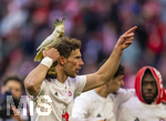 19.04.2026, Fussball Bundesliga 2025/2026, 30.Spieltag, FC Bayern München - VfB Stuttgart, in der Allianz-Arena München, der FC Bayern feiert nach dem heutigen Sieg seine 35. Deutsche Meisterschaft. Die Bayernspieler feiern mit den Fans und speziellen Meistertrikots mit Aufdruck des kultigen Porzellan-Kakadus mit Meisterschale. Leon Goretzka mit Porzellan-Kakadu (FC Bayern München), 