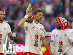 19.04.2026, Fussball Bundesliga 2025/2026, 30.Spieltag, FC Bayern München - VfB Stuttgart, in der Allianz-Arena München, der FC Bayern feiert nach dem heutigen Sieg seine 35. Deutsche Meisterschaft. Die Bayernspieler feiern mit den Fans und speziellen Meistertrikots mit Aufdruck des kultigen Porzellan-Kakadus mit Meisterschale. Leon Goretzka mit Porzellan-Kakadu (FC Bayern München), 