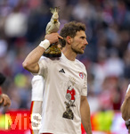 19.04.2026, Fussball Bundesliga 2025/2026, 30.Spieltag, FC Bayern München - VfB Stuttgart, in der Allianz-Arena München, der FC Bayern feiert nach dem heutigen Sieg seine 35. Deutsche Meisterschaft. Die Bayernspieler feiern mit den Fans und speziellen Meistertrikots mit Aufdruck des kultigen Porzellan-Kakadus mit Meisterschale. Leon Goretzka mit Porzellan-Kakadu (FC Bayern München),  
