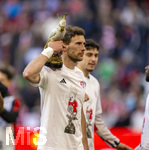 19.04.2026, Fussball Bundesliga 2025/2026, 30.Spieltag, FC Bayern München - VfB Stuttgart, in der Allianz-Arena München, der FC Bayern feiert nach dem heutigen Sieg seine 35. Deutsche Meisterschaft. Die Bayernspieler feiern mit den Fans und speziellen Meistertrikots mit Aufdruck des kultigen Porzellan-Kakadus mit Meisterschale. Leon Goretzka mit Porzellan-Kakadu (FC Bayern München), 