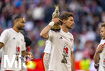 19.04.2026, Fussball Bundesliga 2025/2026, 30.Spieltag, FC Bayern München - VfB Stuttgart, in der Allianz-Arena München, der FC Bayern feiert nach dem heutigen Sieg seine 35. Deutsche Meisterschaft. Die Bayernspieler feiern mit den Fans und speziellen Meistertrikots mit Aufdruck des kultigen Porzellan-Kakadus mit Meisterschale. Leon Goretzka mit Porzellan-Kakadu (FC Bayern München), 