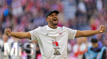 19.04.2026, Fussball Bundesliga 2025/2026, 30.Spieltag, FC Bayern München - VfB Stuttgart, in der Allianz-Arena München, der FC Bayern feiert nach dem heutigen Sieg seine 35. Deutsche Meisterschaft. Die Bayernspieler feiern mit den Fans und speziellen Meistertrikots mit Aufdruck des kultigen Porzellan-Kakadus mit Meisterschale. Trainer Vincent Kompany (FC Bayern München) jubelt frenetisch vor der Fankurve.