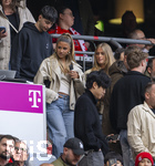 19.04.2026, Fussball Bundesliga 2025/2026, 30.Spieltag, FC Bayern München - VfB Stuttgart, in der Allianz-Arena München, Tribüne: li: Josefine Scholl Freundin von Tom Bischof (Bayern München) re: Zoe Käppele, Freundin von Lennart Karl (FC Bayern München)  