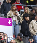 19.04.2026, Fussball Bundesliga 2025/2026, 30.Spieltag, FC Bayern München - VfB Stuttgart, in der Allianz-Arena München, Tribüne: li: Josefine Scholl Freundin von Tom Bischof (Bayern München) re: Zoe Käppele, Freundin von Lennart Karl (FC Bayern München)  