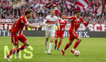 19.04.2026, Fussball Bundesliga 2025/2026, 30.Spieltag, FC Bayern München - VfB Stuttgart, in der Allianz-Arena München, Jamal Musiala (re, Bayern München) am Ball verfolgt von Chris Führich (Stuttgart) 
