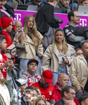 19.04.2026, Fussball Bundesliga 2025/2026, 30.Spieltag, FC Bayern München - VfB Stuttgart, in der Allianz-Arena München, Tribüne: re: Josefine Scholl Freundin von Tom Bischof (Bayern München) li: Zoe Käppele, Freundin von Lennart Karl (FC Bayern München)  